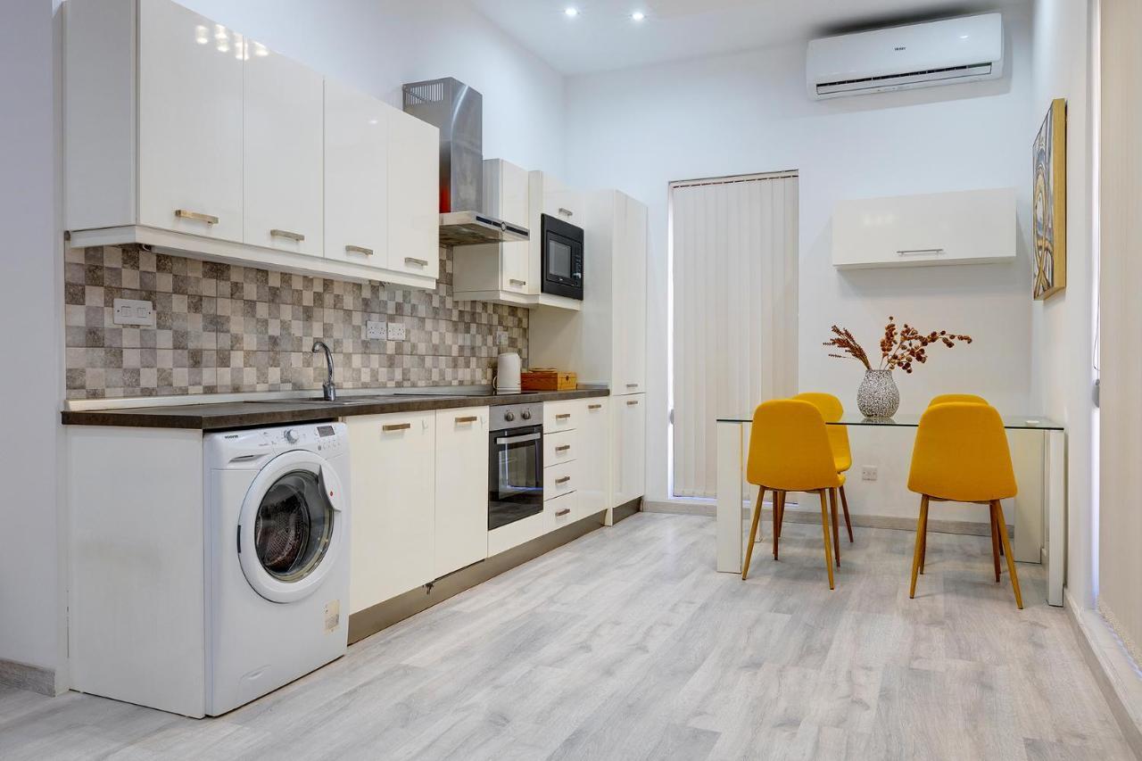 Picturesque Sliema Pad Steps From The Seafront Apartamento Exterior foto