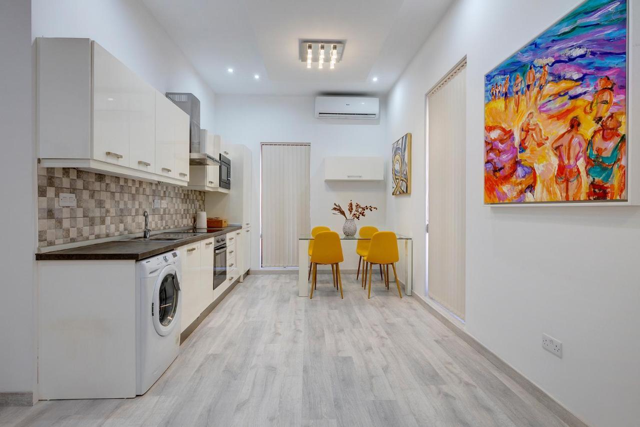 Picturesque Sliema Pad Steps From The Seafront Apartamento Exterior foto